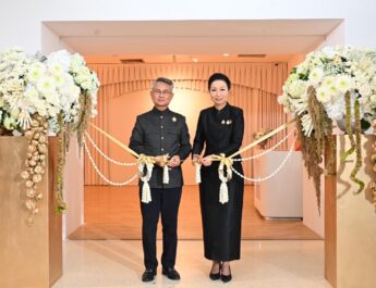 ต่อยอดนิทรรศการ “La Mode en Majesté” กรุงปารีส! SACIT ดึง อว. เปิดนิทรรศการ “ชุดไทยพระราชนิยม” บางไทร อยุธยา ยกระดับสู่ศูนย์กลางการเรียนรู้พัสตรศิลป์ของประเทศ
